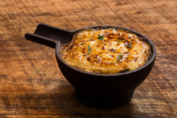 Chupín de mariscos y queso de cabra
