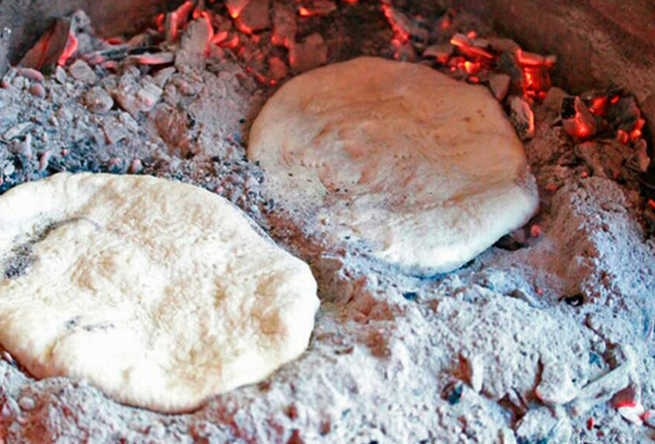 Pan de ceniza o “pan al rescoldo”: el pan tradicional chileno se puede cocer bajo tierra
