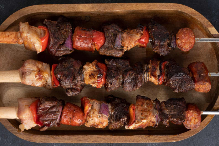 ¿Cuál es la diferencia entre anticucho y brocheta?
