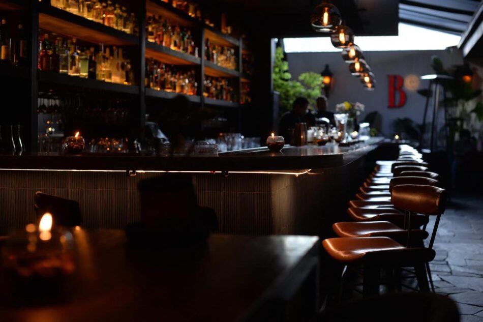 Backroom lanza nueva carta de verano y revitaliza Santiago con jazz en vivo