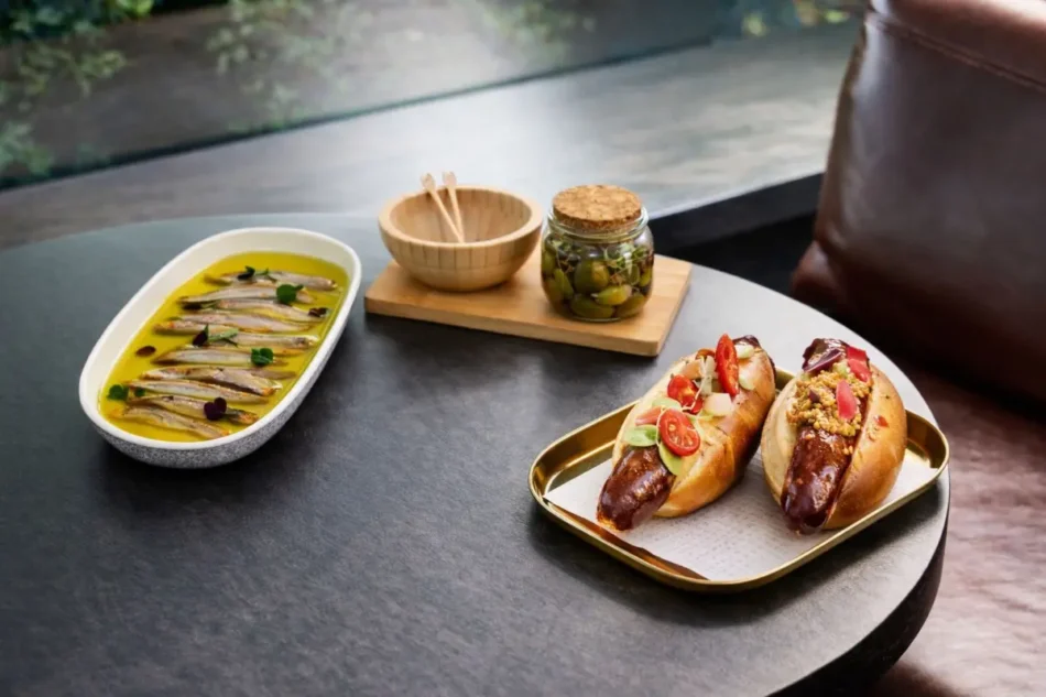 Coctelería de autor y tapeo contemporáneo en AC Hotel Santiago Cenco Costanera
