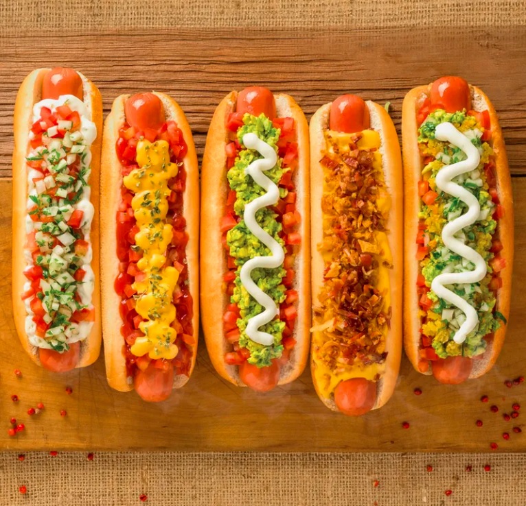 Ruta vegana invita a celebrar el Día del Completo con sabor y conciencia en todo Chile